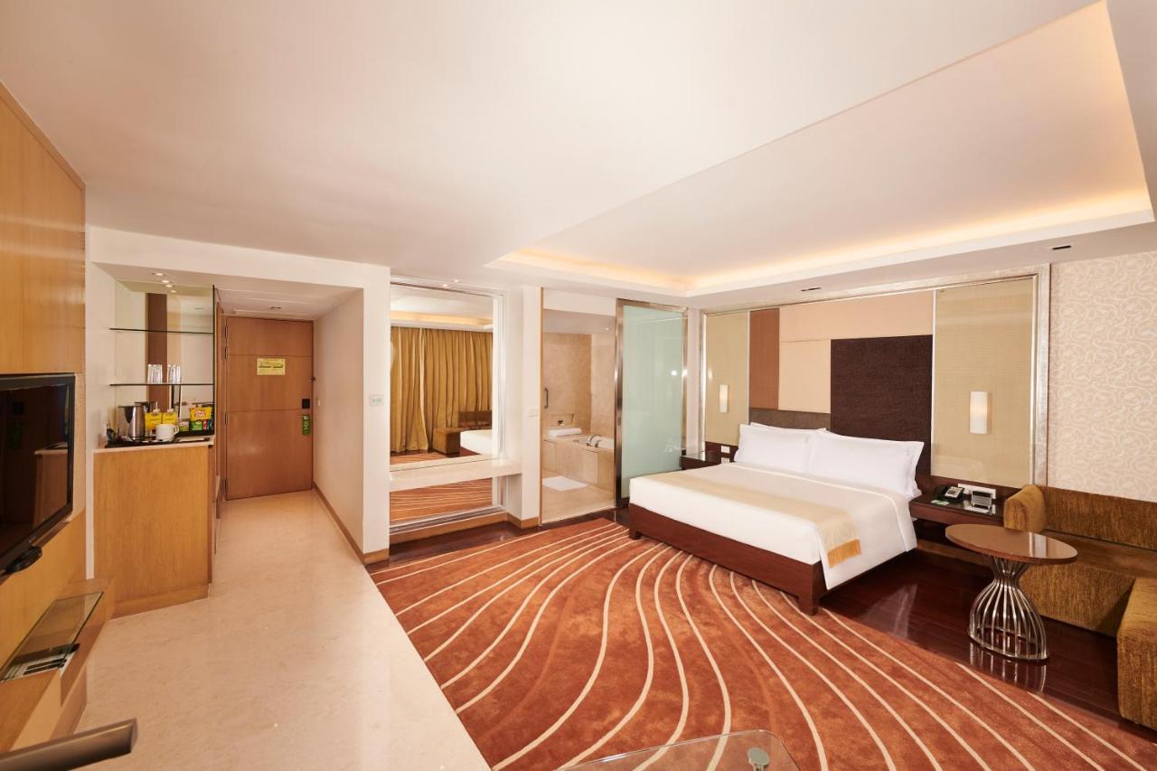 Holiday Inn Mumbai International Airport By Ihg 外观 照片 Suite at the Taj Mahal Palace, Mumbai