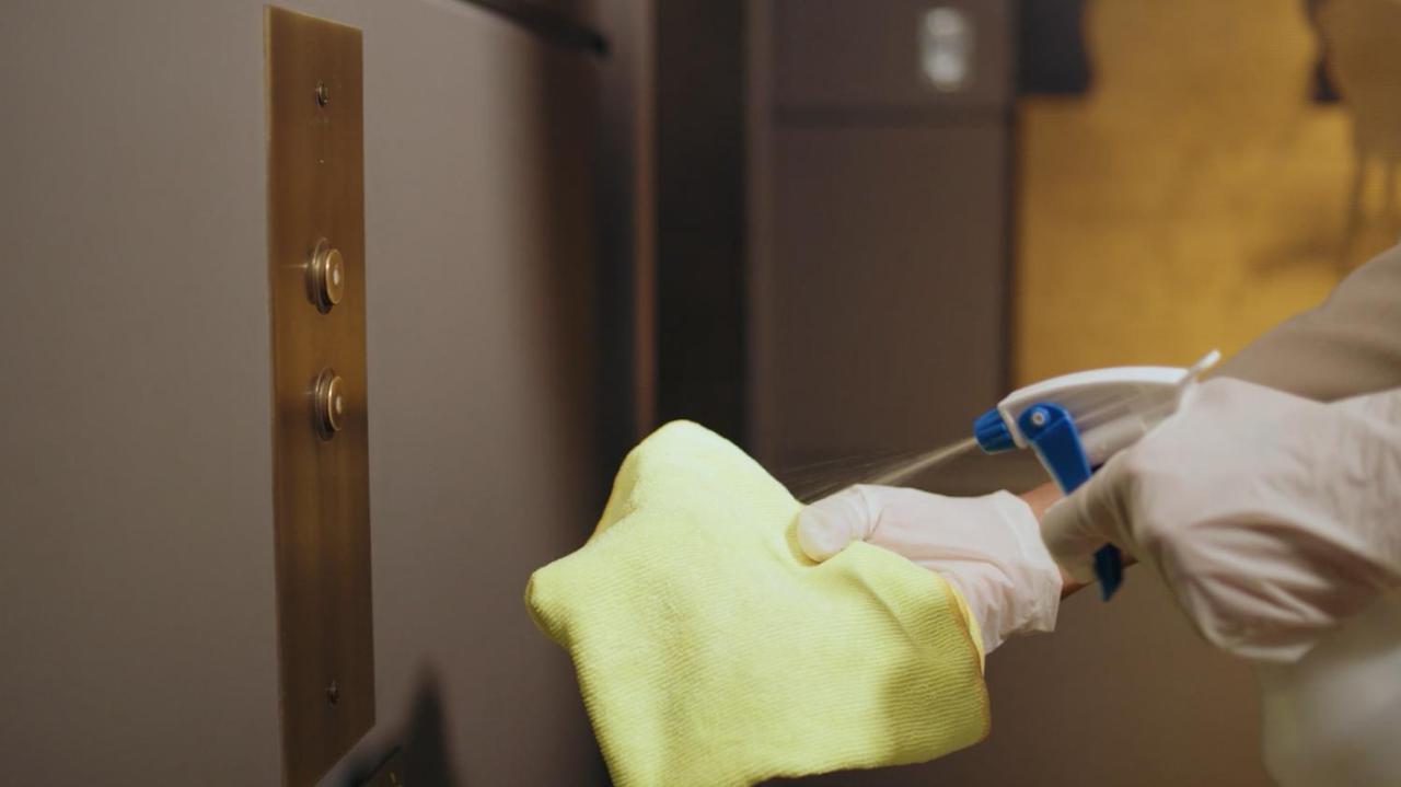 Holiday Inn Mumbai International Airport By Ihg 外观 照片 Disinfection of elevator buttons