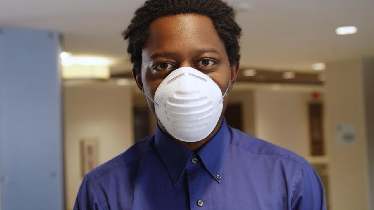 Holiday Inn Mumbai International Airport By Ihg 外观 照片 A man wearing a N95 respirator