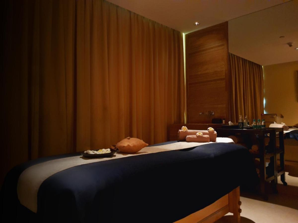 Holiday Inn Mumbai International Airport By Ihg 外观 照片 A massage bed