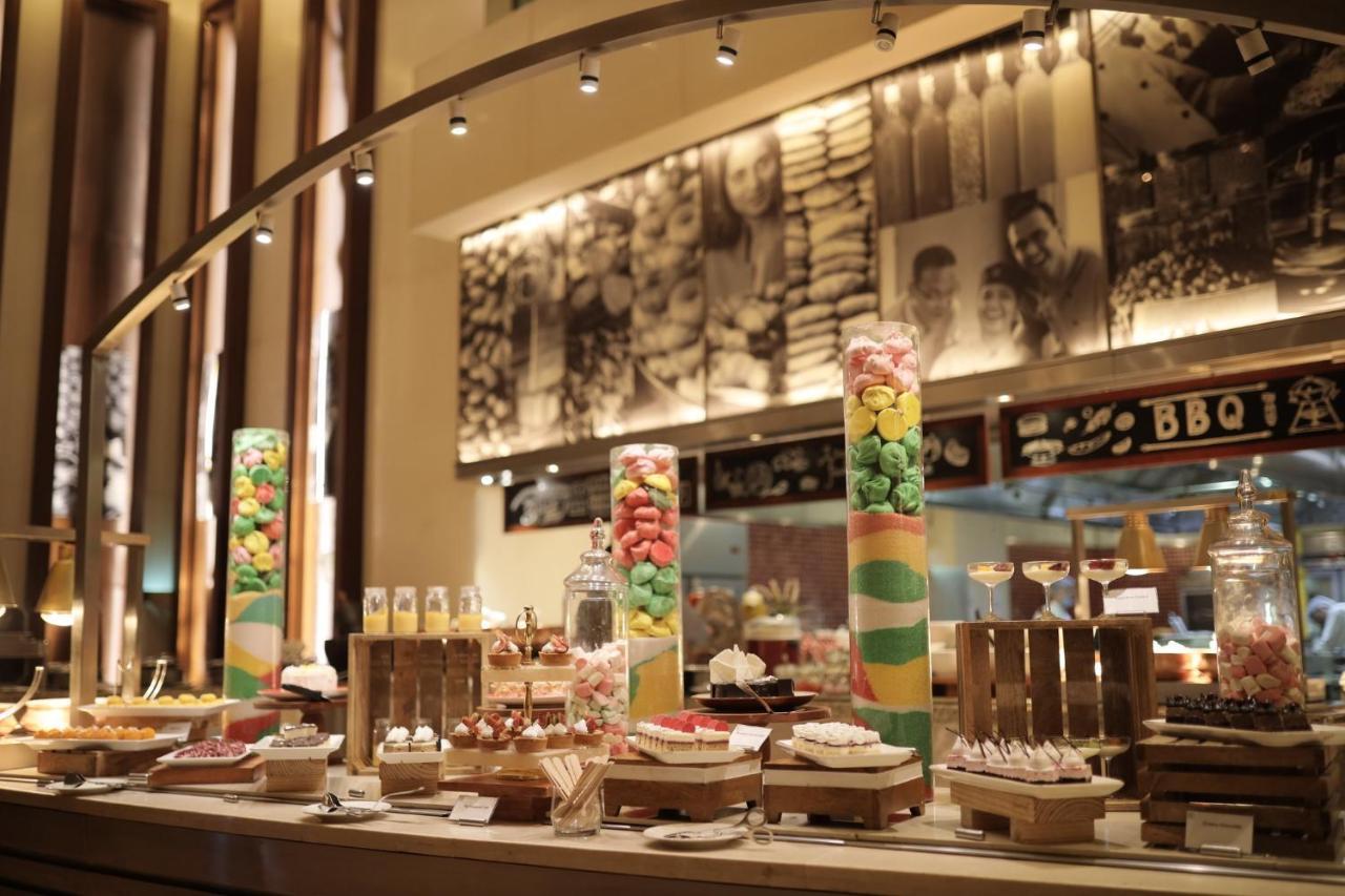 Holiday Inn Mumbai International Airport By Ihg 外观 照片 The buffet at the lobby