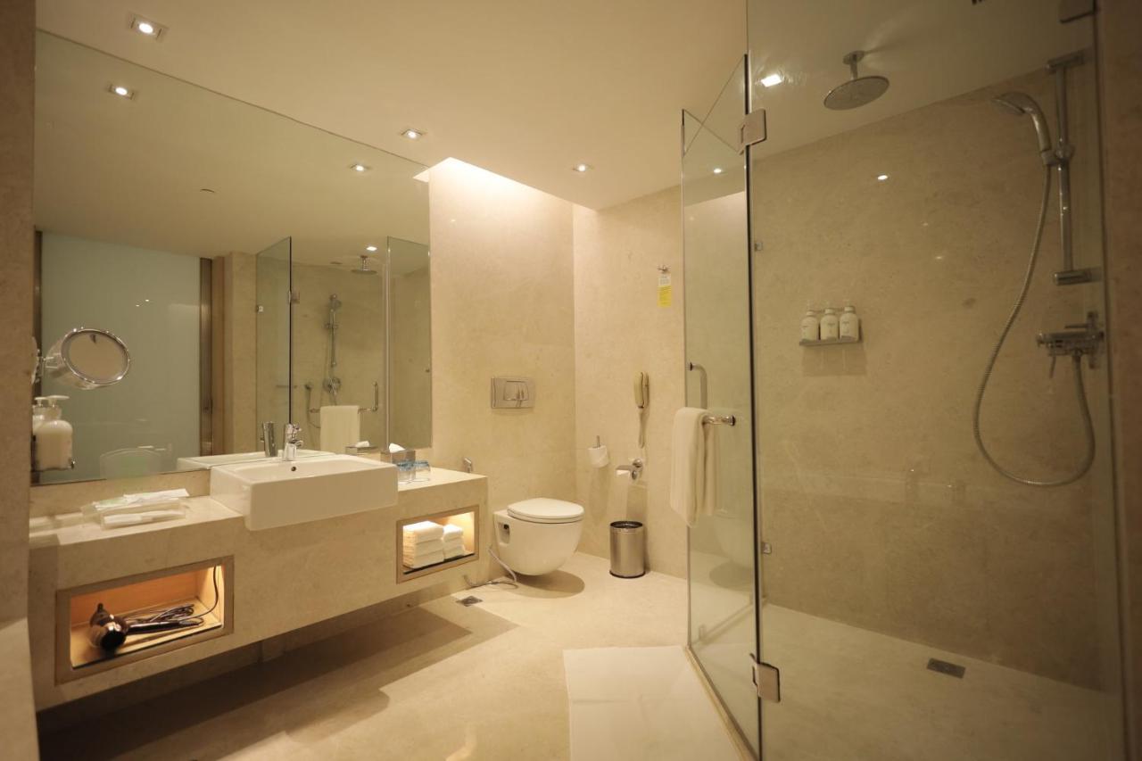 Holiday Inn Mumbai International Airport By Ihg 外观 照片 A modern bathroom