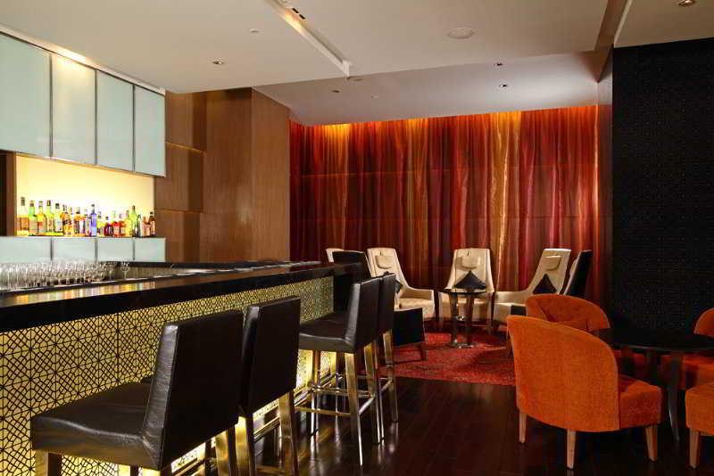 Holiday Inn Mumbai International Airport By Ihg 餐厅 照片 The bar at the Mandarin Oriental, Bangkok