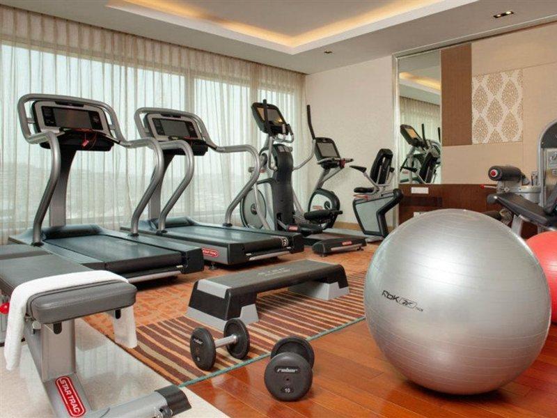 Holiday Inn Mumbai International Airport By Ihg 外观 照片 A gym at a hotel
